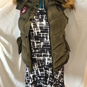 Canadá Weather Gear Down Vest with Faux trim removable hood. Worn 3x .